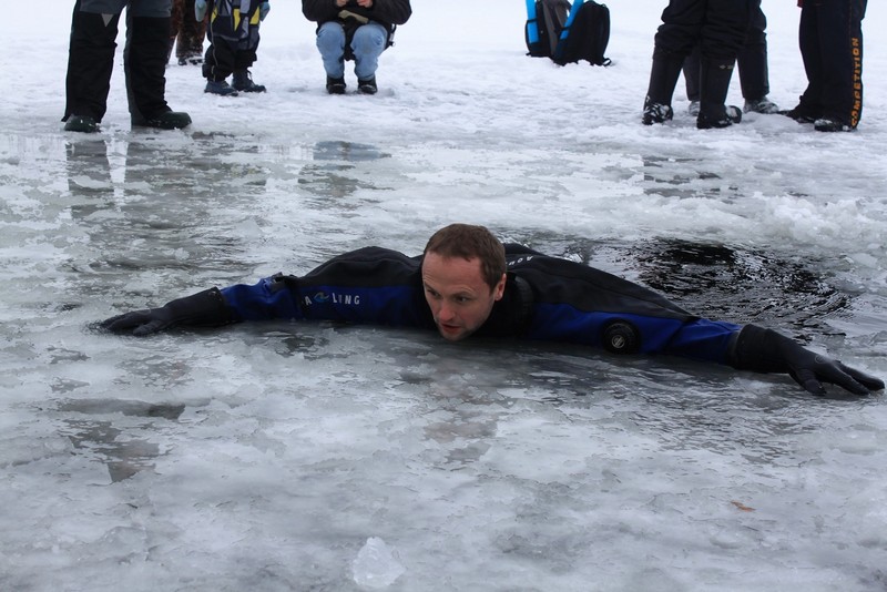 Спасатели в очередной раз напоминают о безопасном поведении на льду!